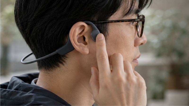 骨伝導イヤフォンの使い勝手を確認するイメージ