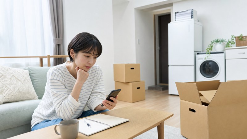 家具家電レンタルを申し込む前に口コミや料金を確認するイメージ