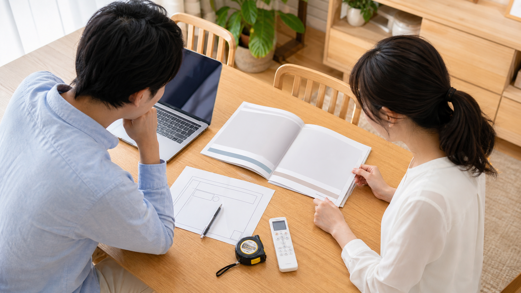 エアコンのネット購入と工事込み購入を比較する様子