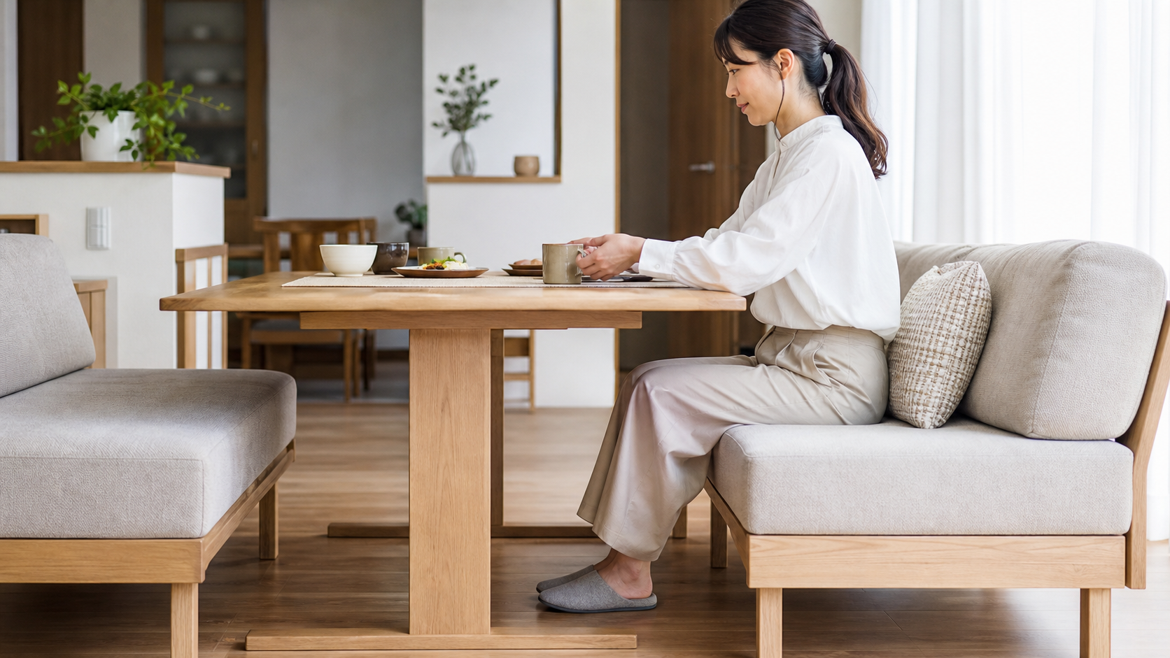 ソファーダイニングで食事姿勢とテーブル高さを確認する様子