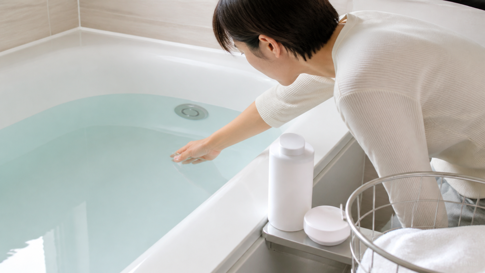 風呂水ワンダー使用前に入浴剤の有無を確認する様子