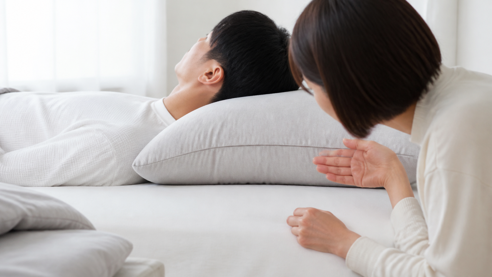 高い枕で仰向け時の首元の角度を確認する様子