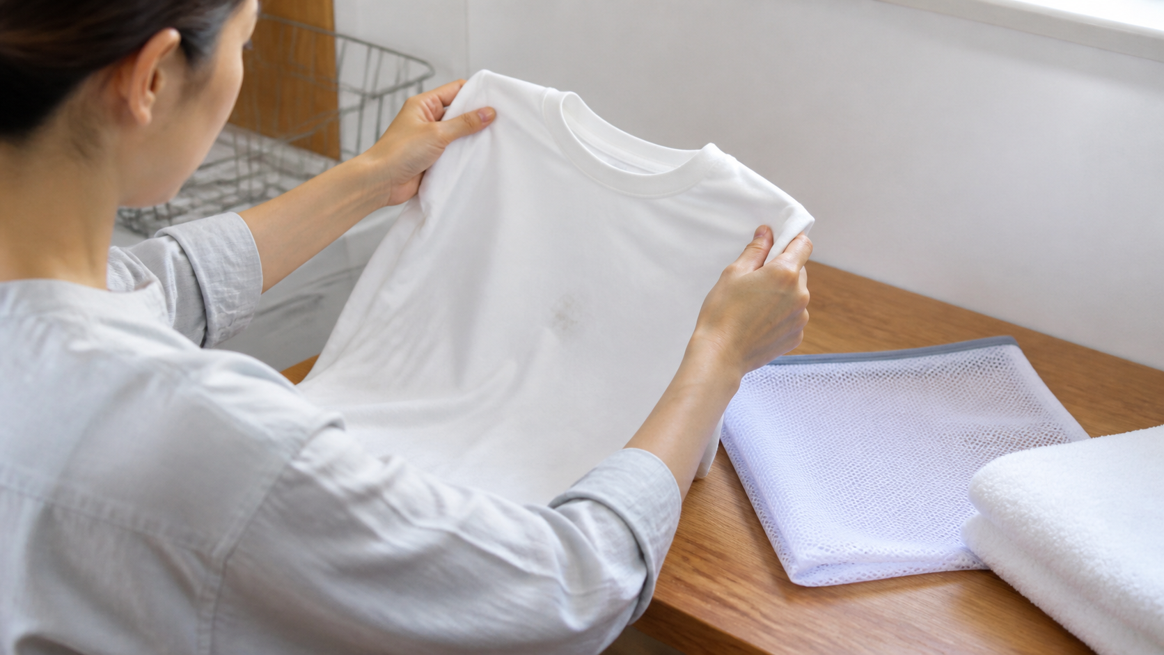 洗濯前に衣類の表側の汚れを確認する様子