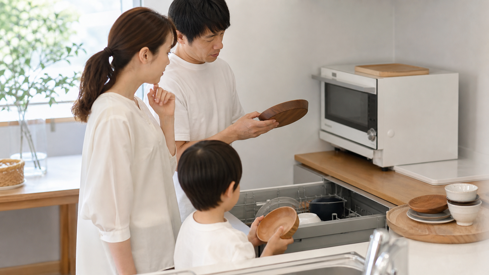 木製食器を電子レンジや食洗機に入れる前に確認する様子
