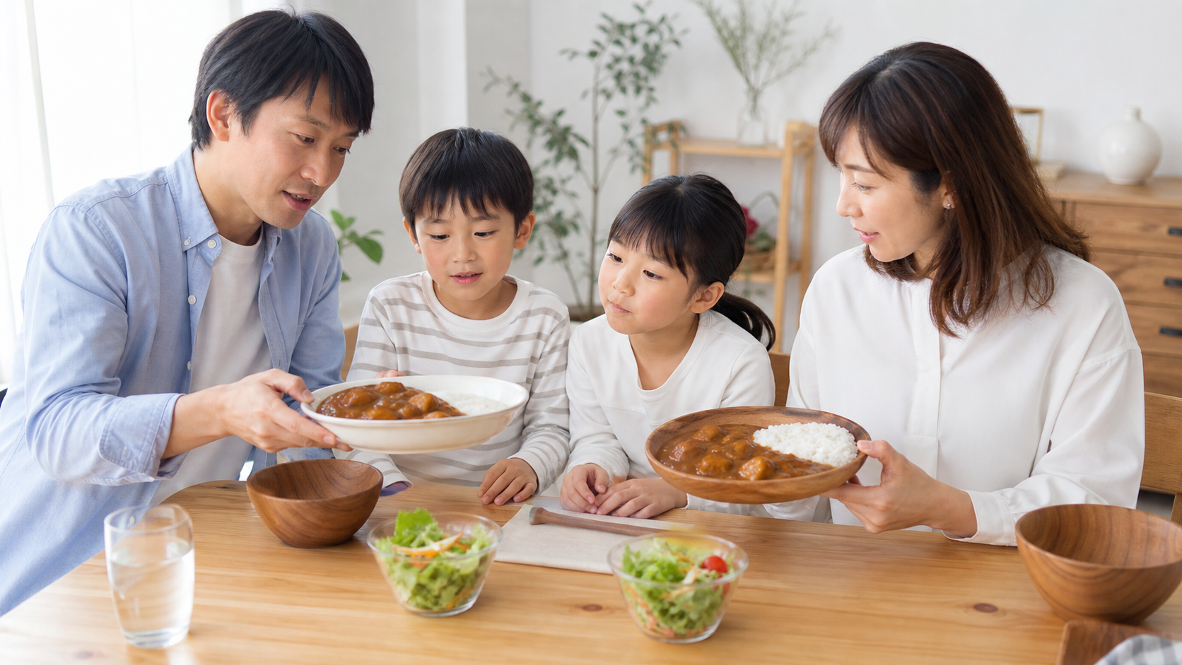 木製食器と色の濃い料理の相性を確認する様子